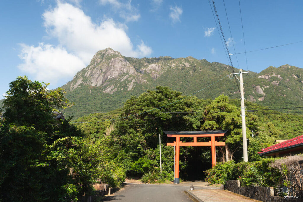 大きな鳥居と、背後にそびえる山々