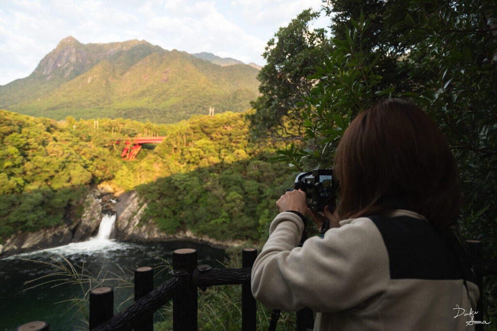 トローキの滝展望所から写真を撮る女性