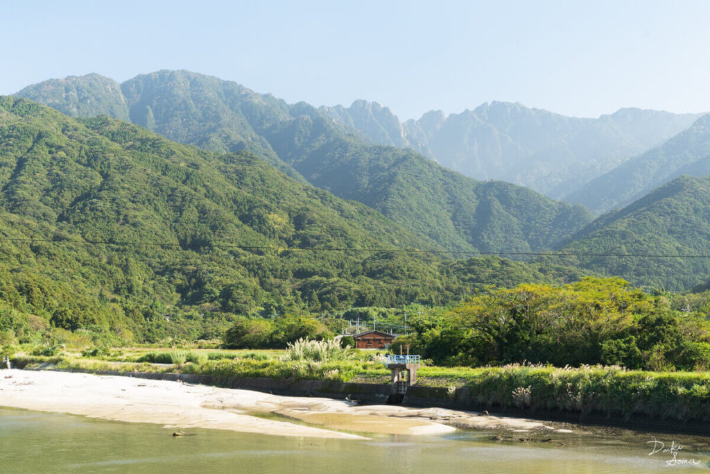 橋の上から見る屋久島の山並み