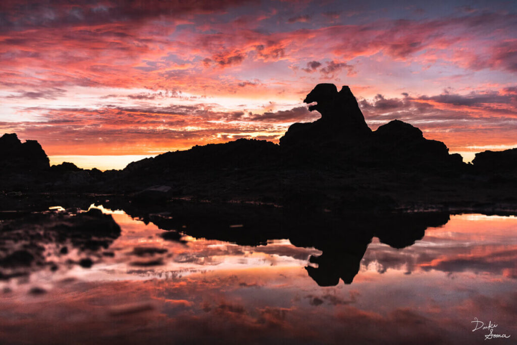 夕焼け空にくっきりと浮かび上がるゴジラ岩