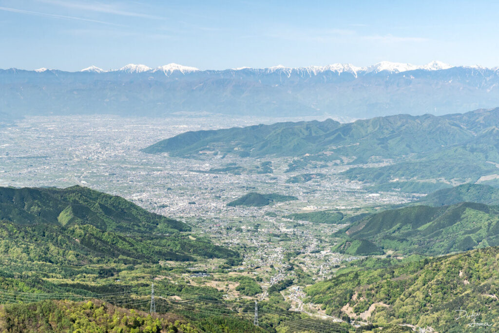山の上から一望する甲府盆地