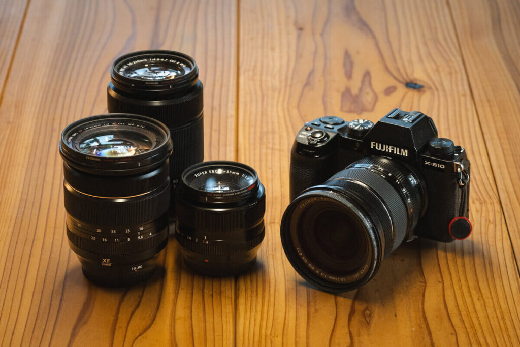 机の上に並べたカメラ機材