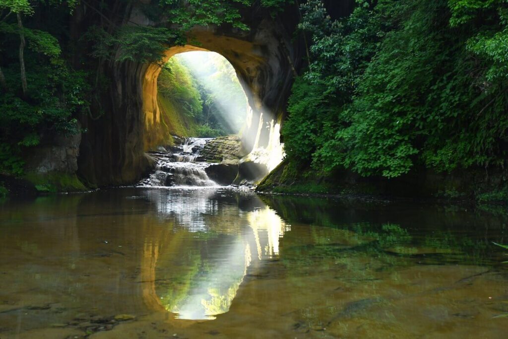岩に空いた穴から差し込む太陽光