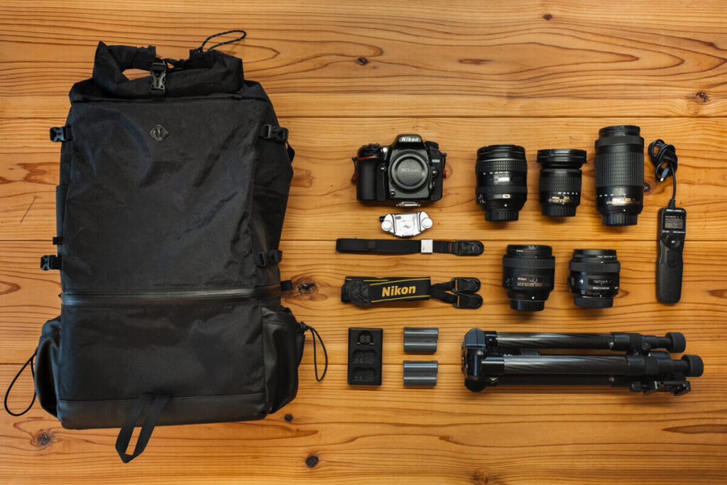 机の上で整理整頓されたカメラ機材とリュック