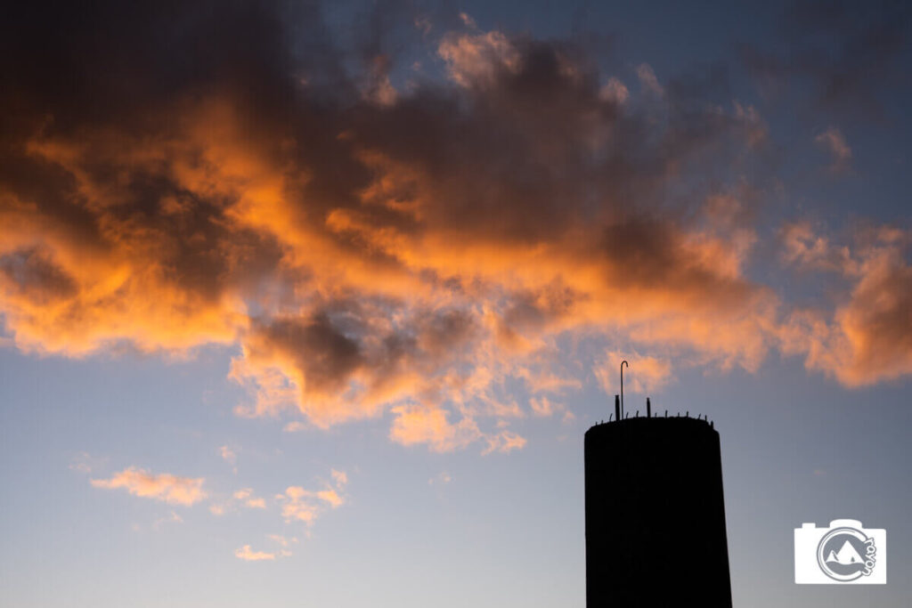 夕焼け空と煙突