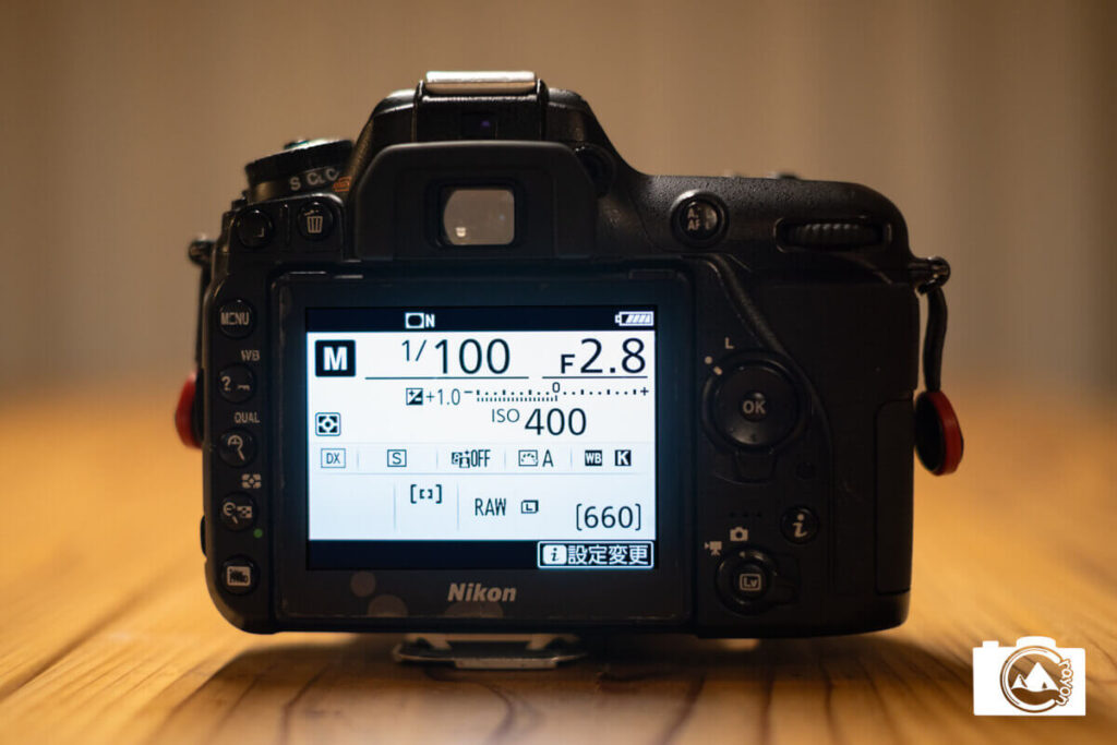一眼レフカメラの液晶モニターに映る露出設定