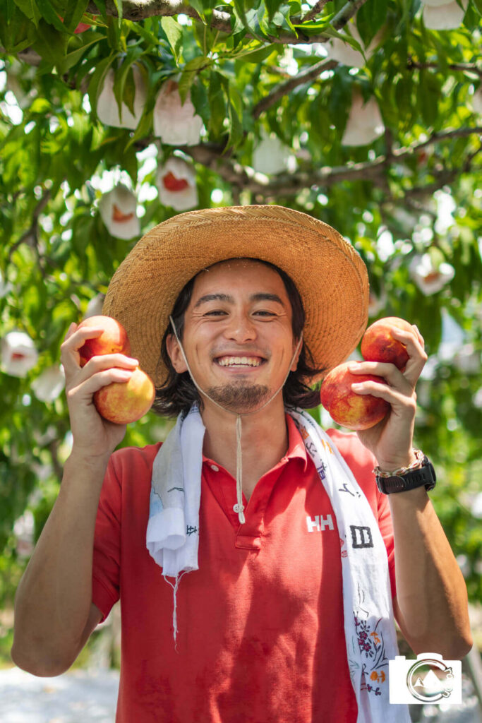 りんごを両手に持つ農家