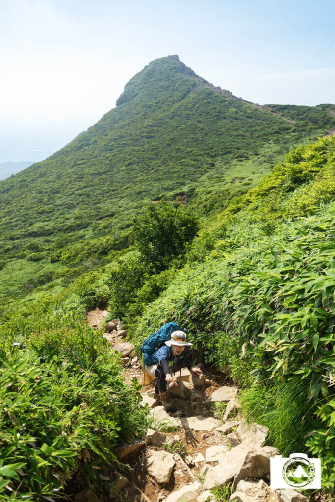 山を必死に登る女性