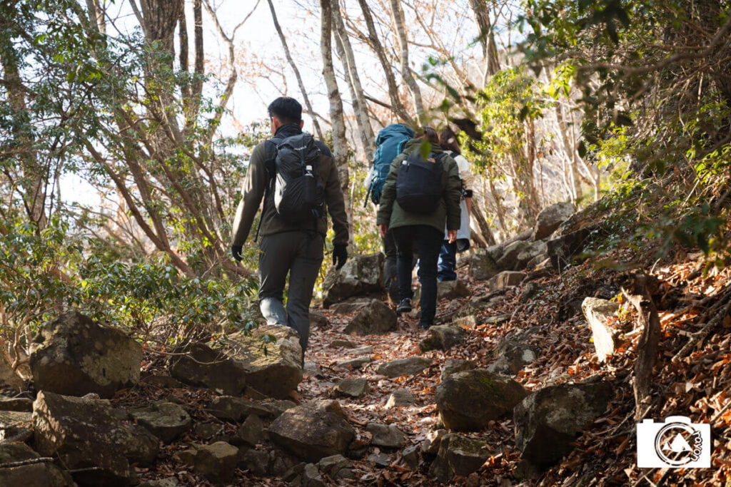 登山道を歩くグループ