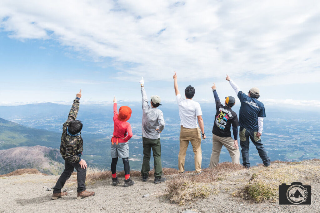 山頂でポーズを取るグループ