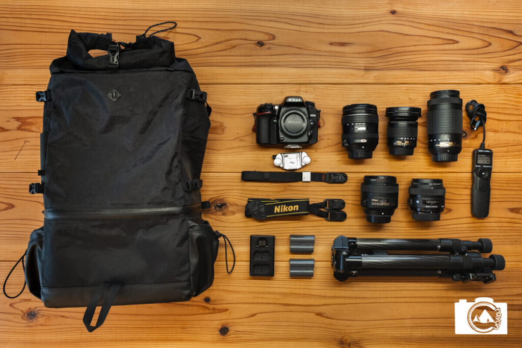 テーブルの上に並ぶカメラ機材