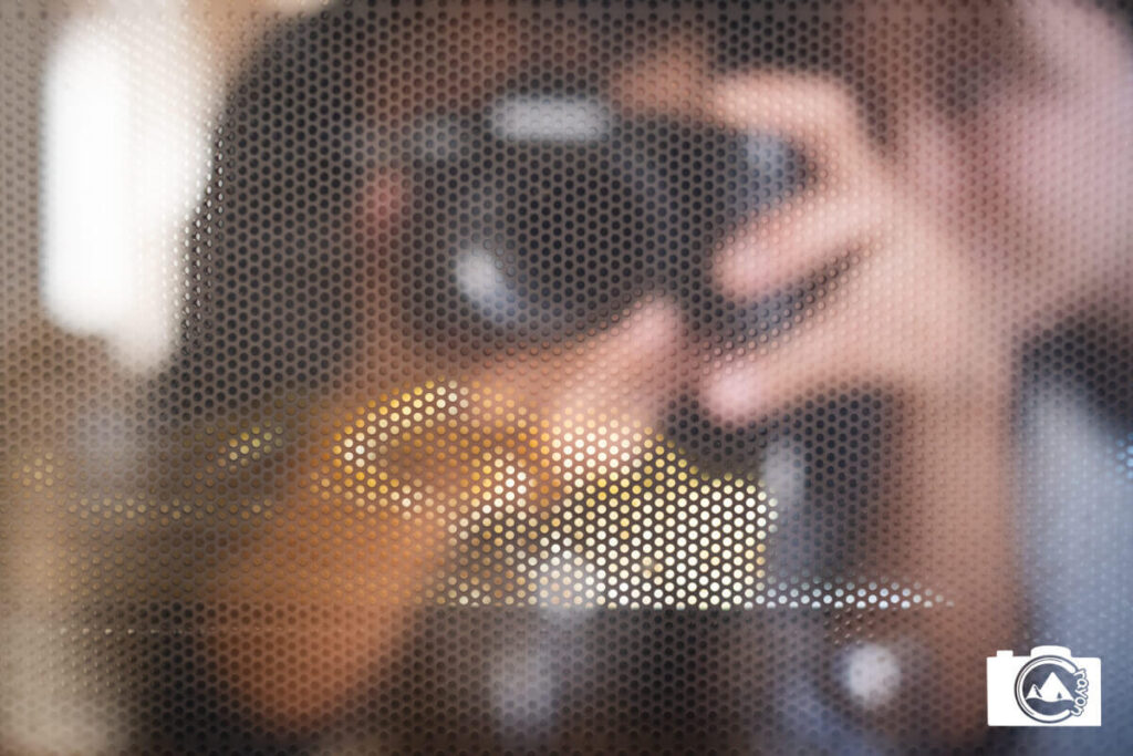 オーブンの蓋に反射する2人