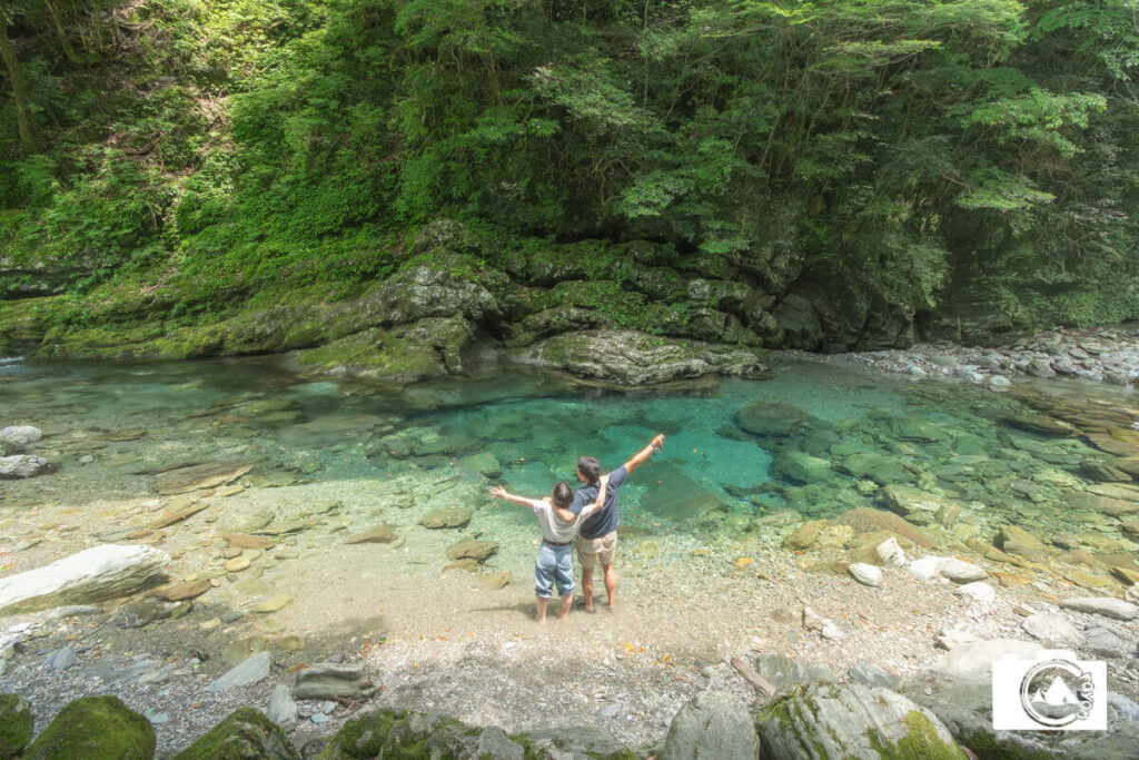 川の中に入ってポーズを取る2人