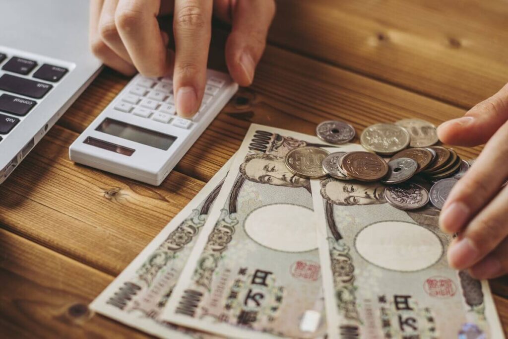 お金の計算をする人のイメージ