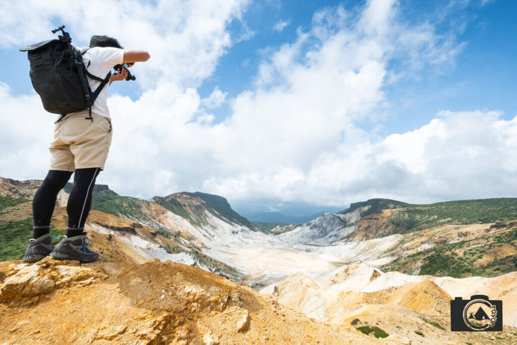 ダイナミックな風景を前にカメラを構える人