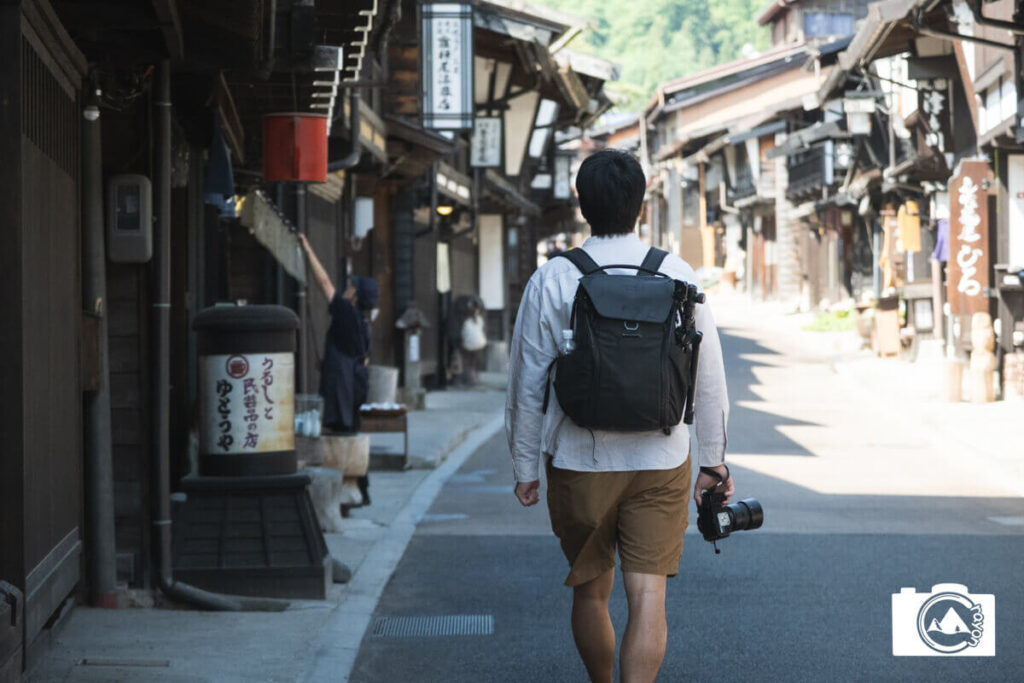 昔ながらの宿場町を歩く男性
