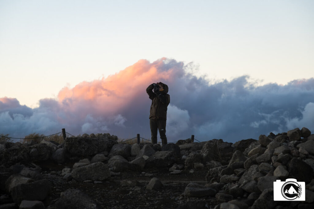 夕暮れ時に写真を撮る人