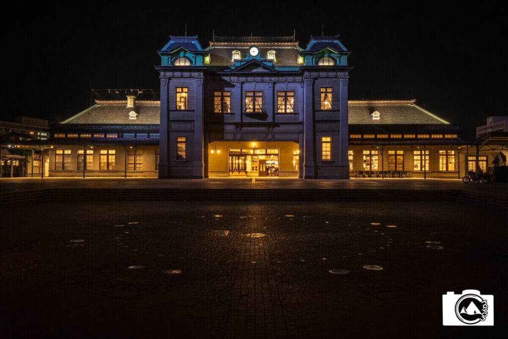 ノスタルジックな雰囲気を放つ夜の門司駅