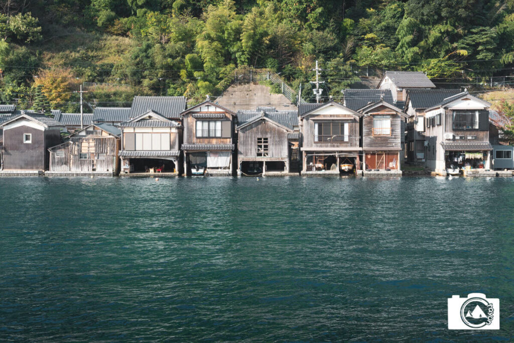 静観とした朝の舟屋群