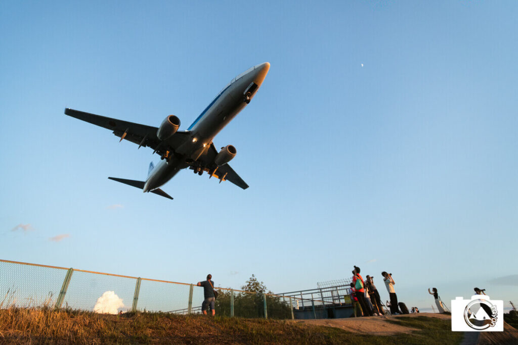 上空近くを飛ぶジェット機