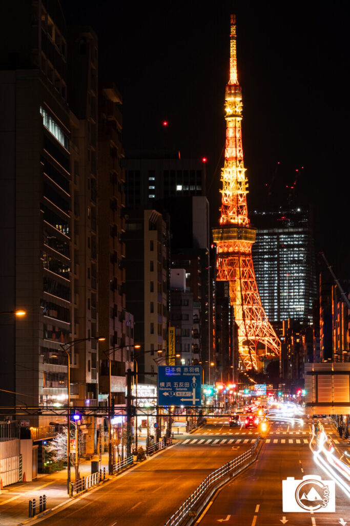 夜のビル街と東京タワー