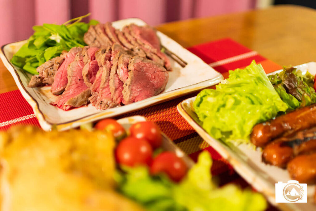 テーブル上に並ぶクリスマスの料理