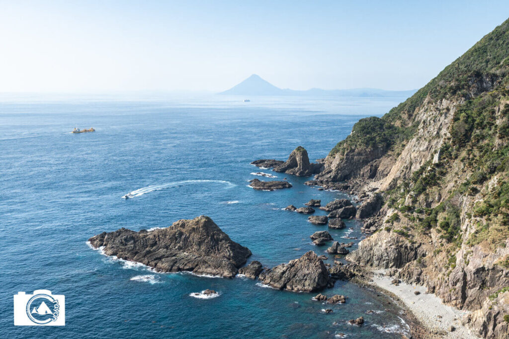 青い海と遠くに見える開聞岳