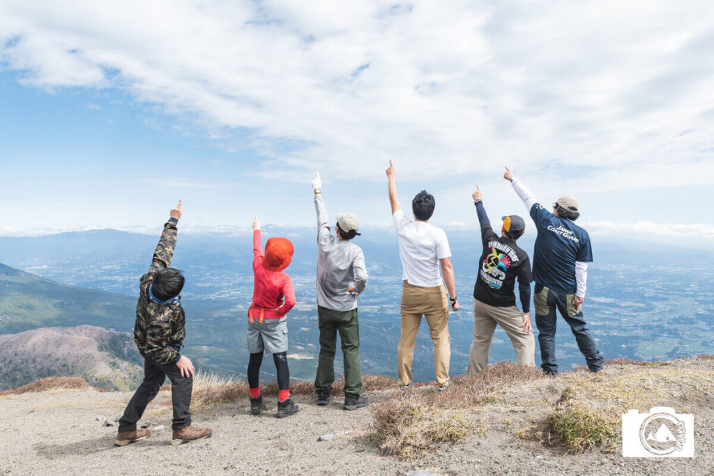 山頂でポーズをとるグループ