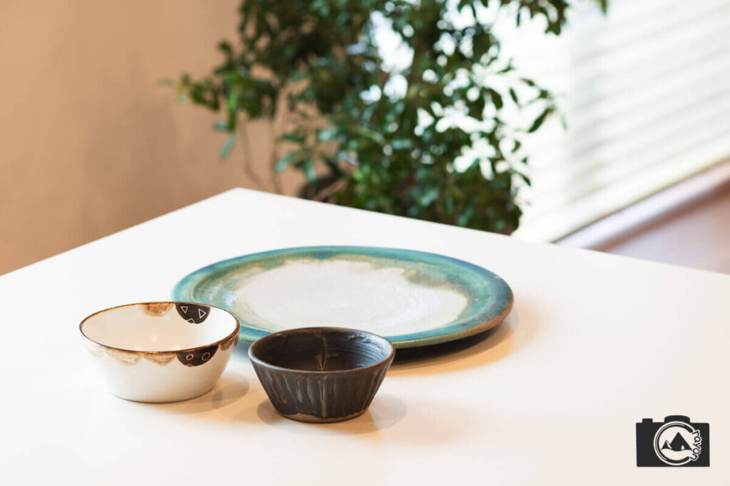 テーブルの上に並ぶ3つのお皿