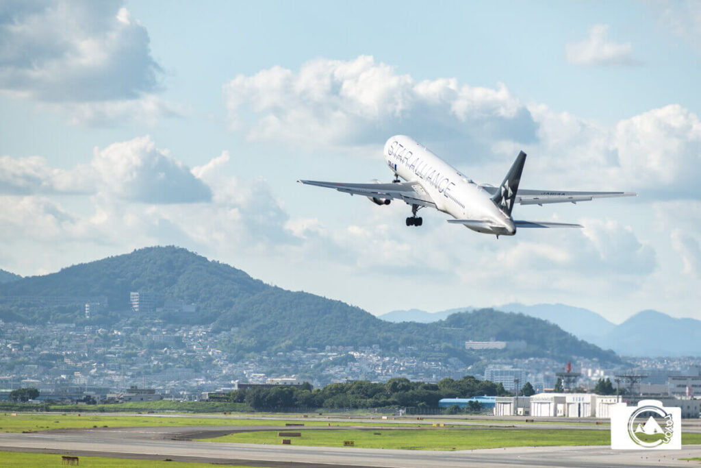 滑走路から離陸したジェット機