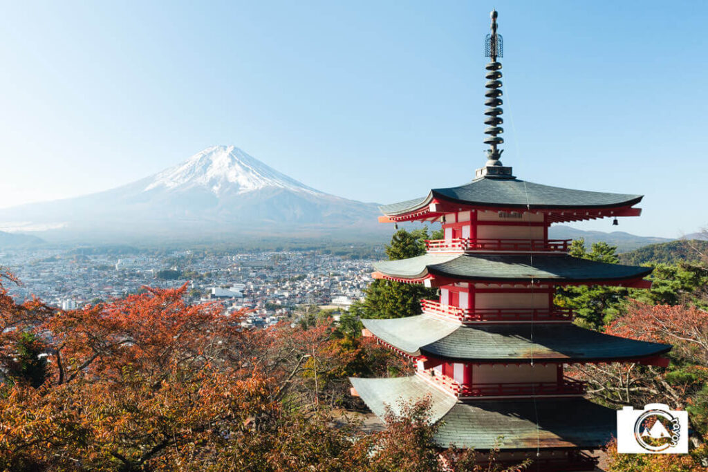 日本らしさが際立つ忠霊塔と富士山の風景