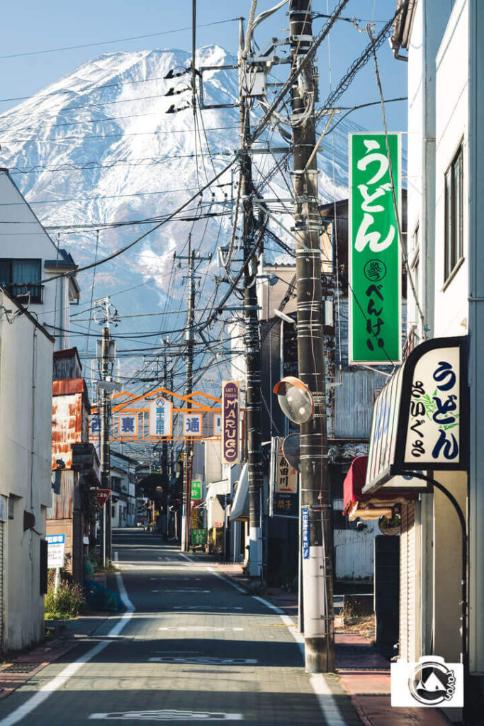 西裏通りと富士山