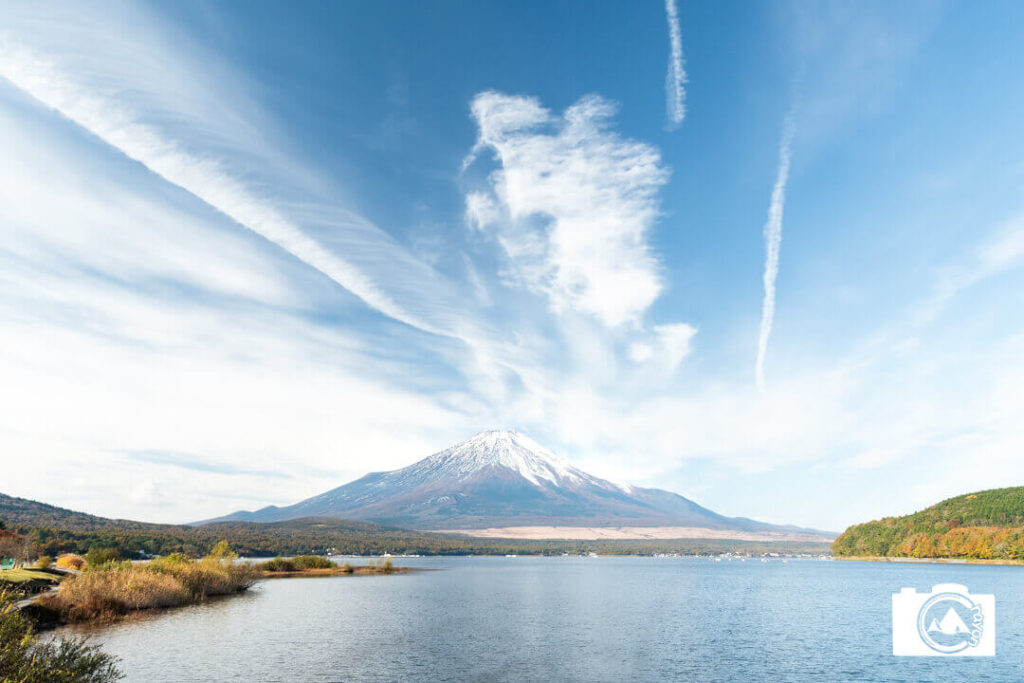 山中湖越しに見る富士山