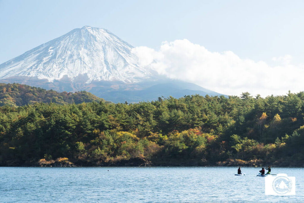 富士山を見ながらSUPを楽しむ人々