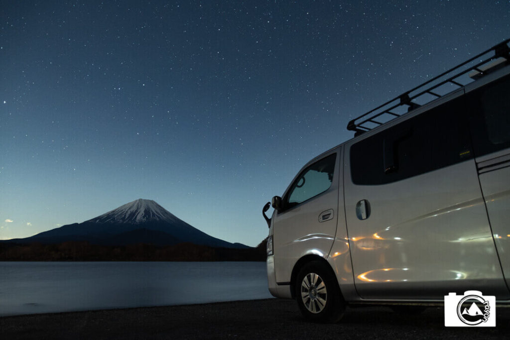 精進湖の畔で撮影する富士山×星空×富士山
