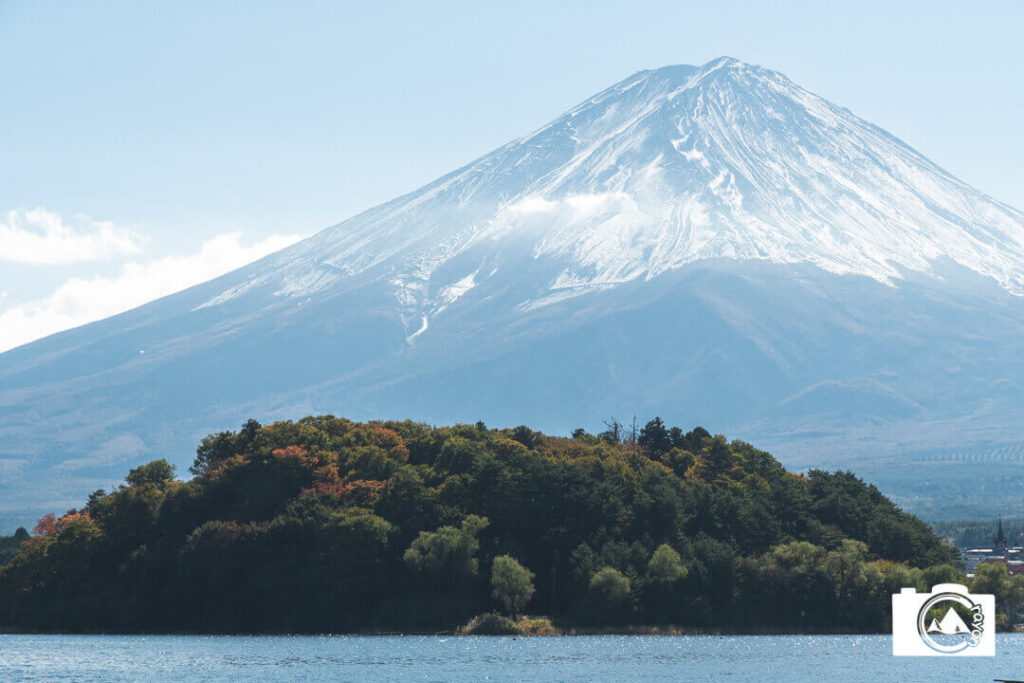 河口湖に浮かぶ鵜の島と富士山