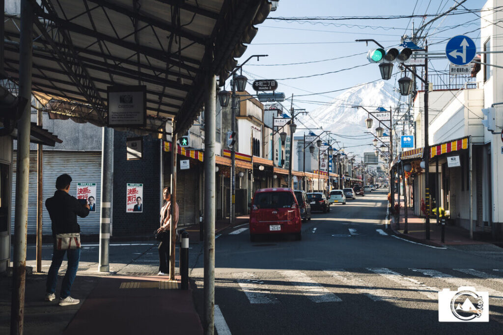 富士吉田本町通りに連なるレトロ商店街