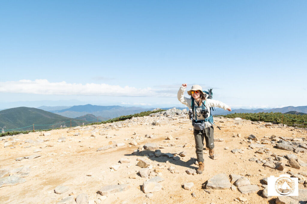 登山道で軽快に走る人