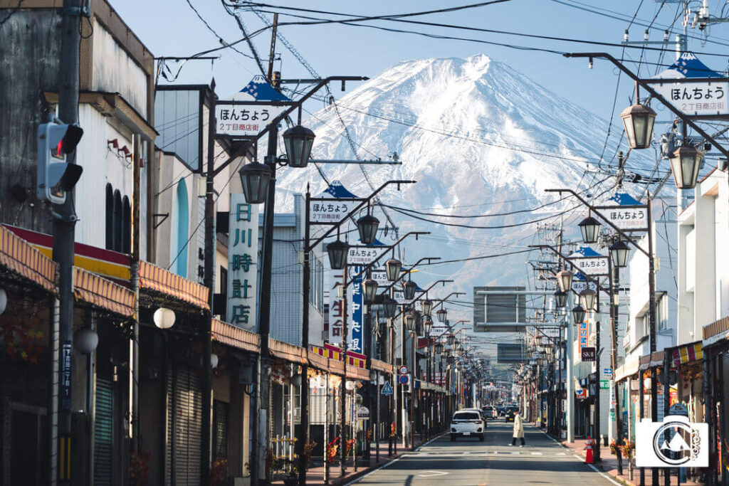 レトロ商店の背景にそびえるダイナミックな富士山