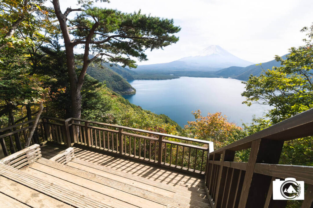 富士山と本栖湖を一望する展望デッキ