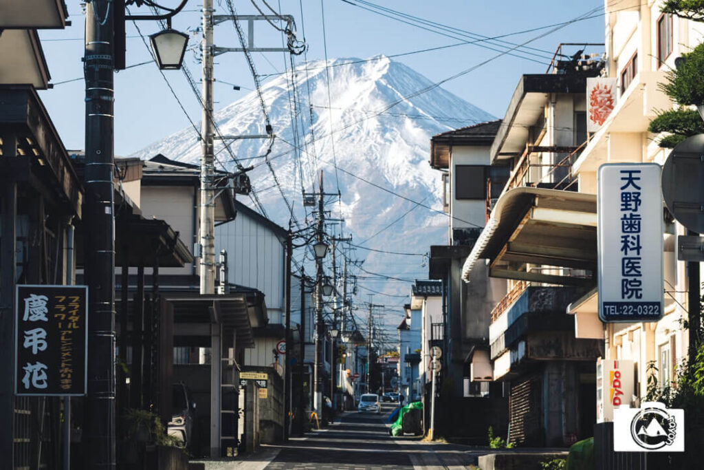 富士山に連なるように見える街路