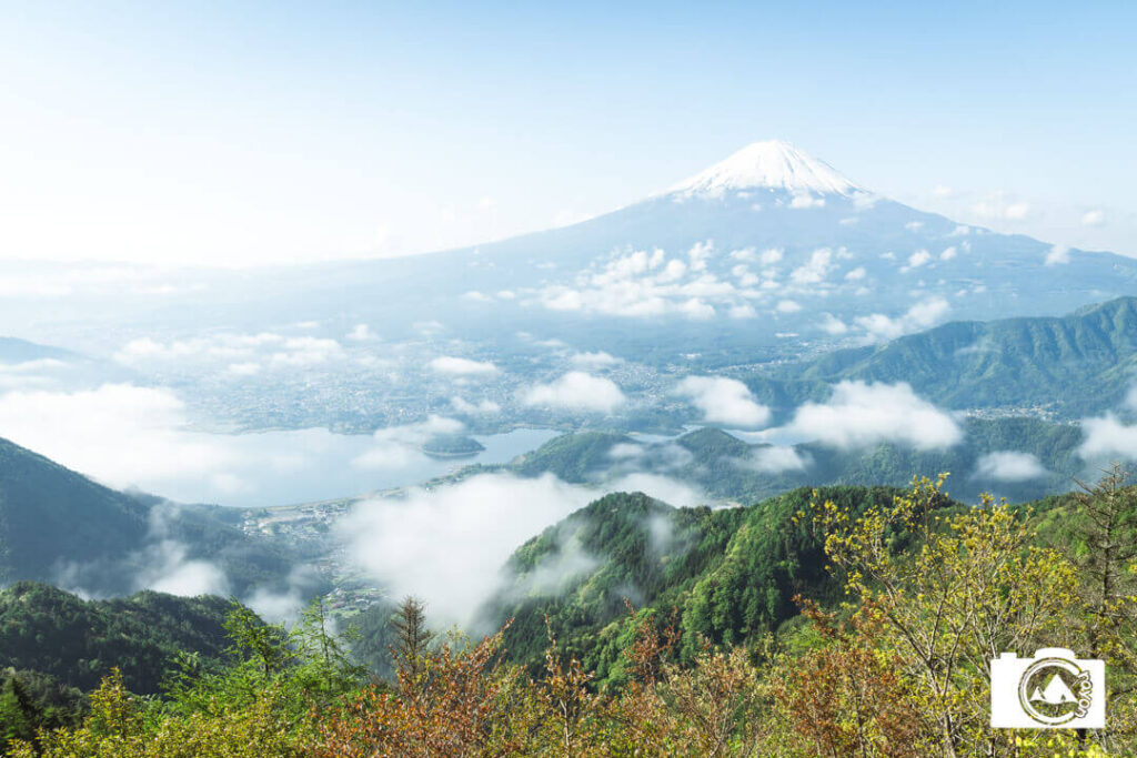 FUJIYAMAツインテラスから望む富士山と河口湖