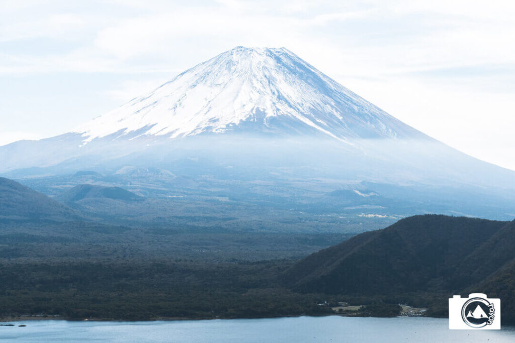 薄く雲がかかった富士山