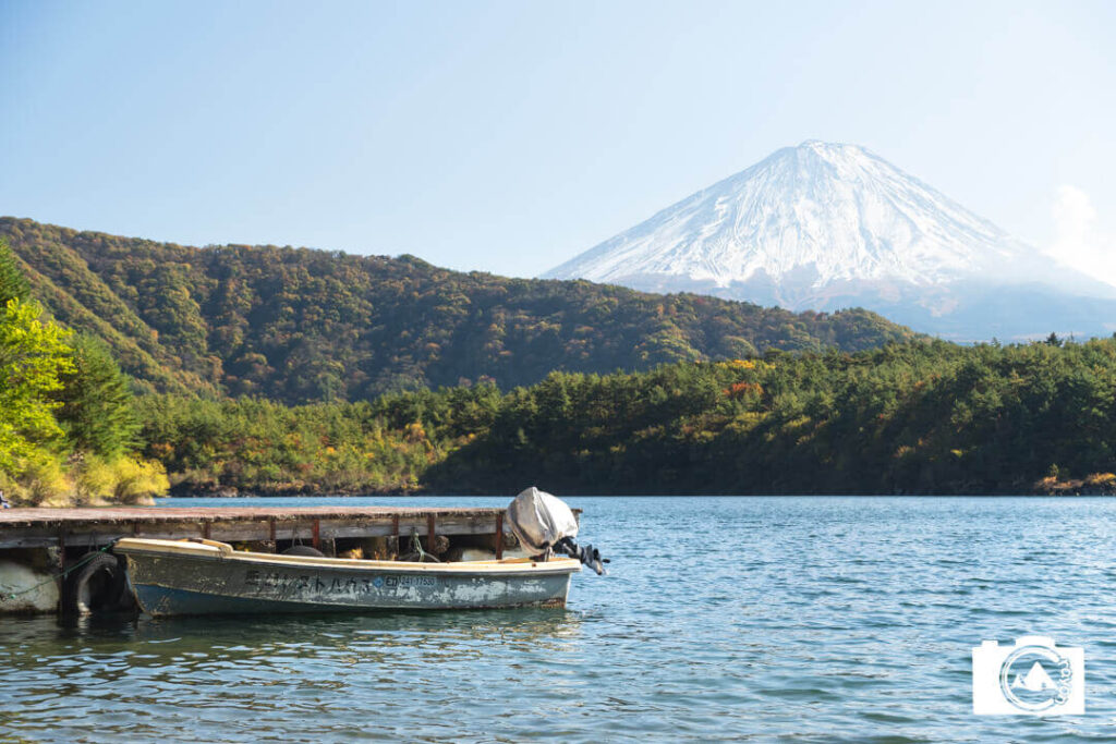 西湖の小さな桟橋と、背景にそびえる富士山