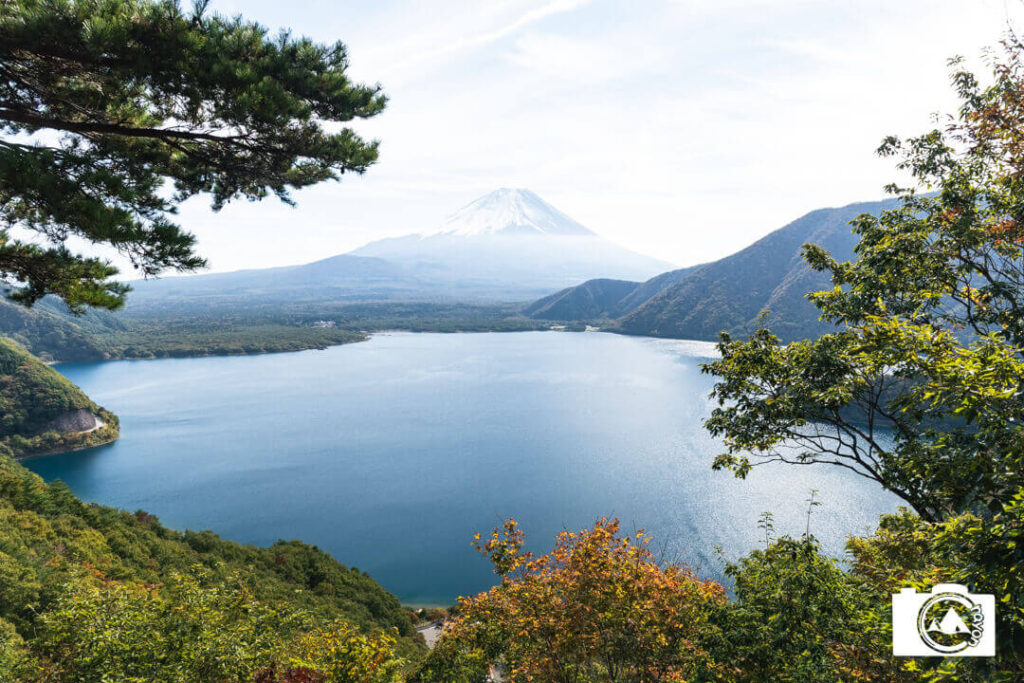 本栖湖越しに見る富士山