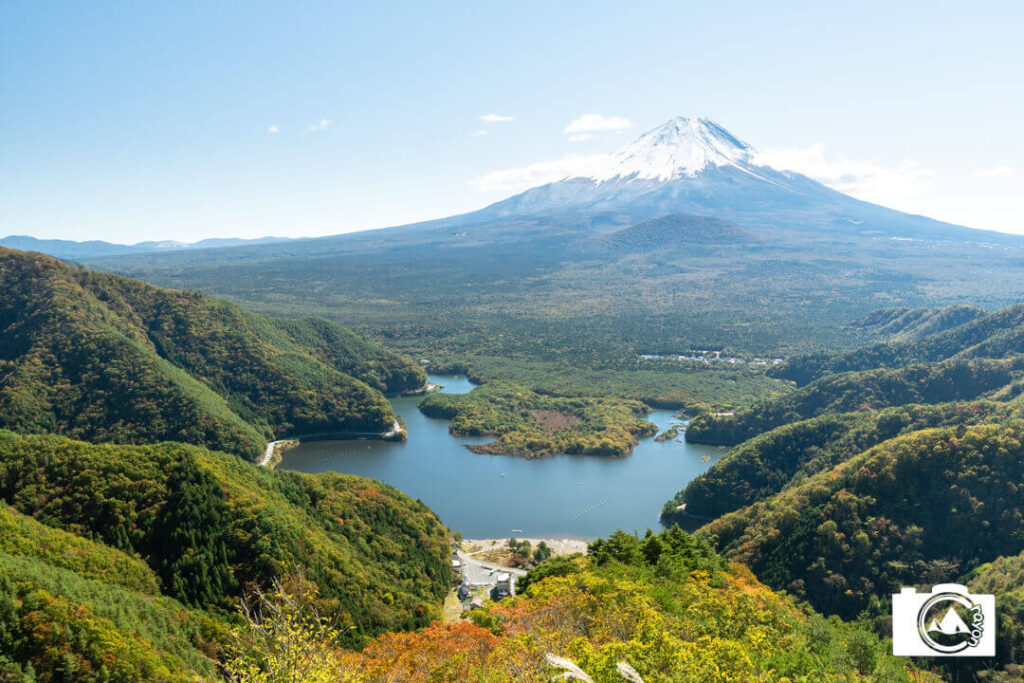 眼下に広がる精進湖と、正面にそびえる富士山