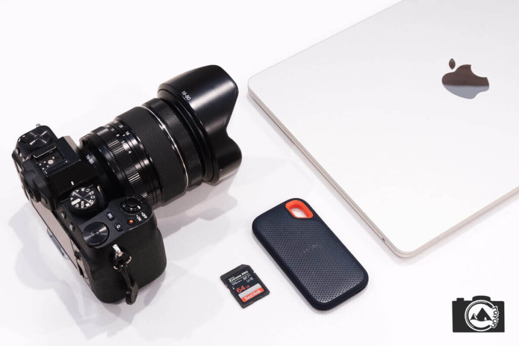 机の上にカメラ・パソコン・SSD・SDカードを整列させたイメージ