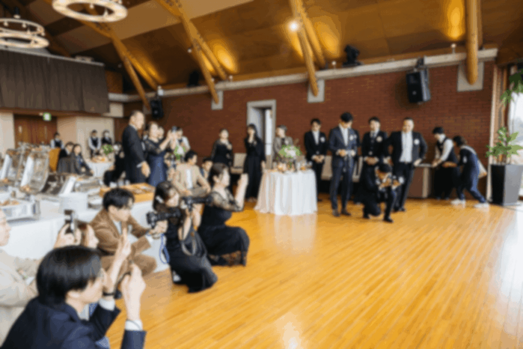 パーティーで写真を撮るゲストたち