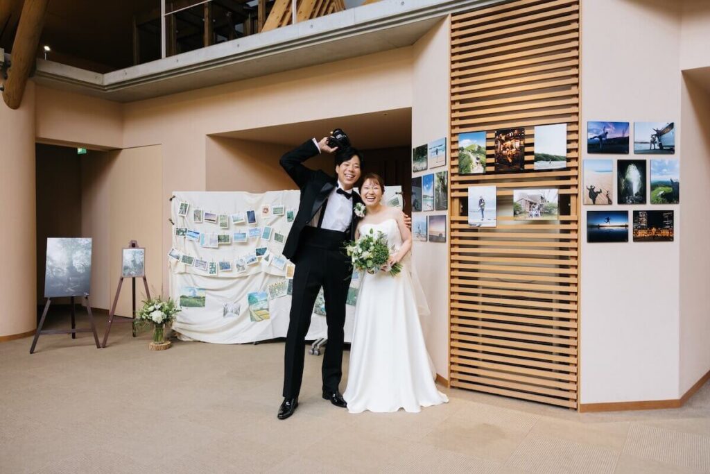 展示ブースの前でポーズを取る妻と僕