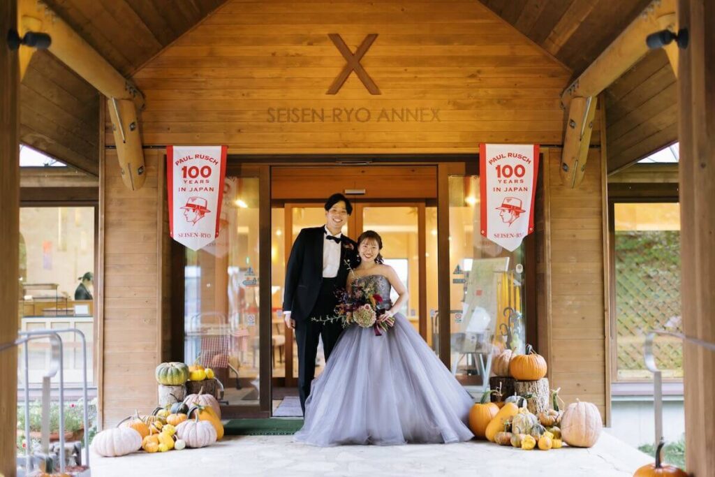 清泉寮新館の前に並ぶ妻と僕